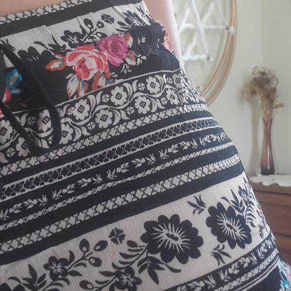 Floral Capri Pants - Picture 4 of 5